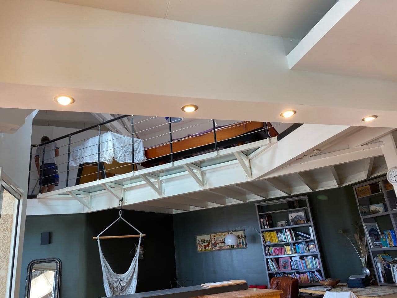 Aménagement intérieur avec mezzanine et faux plafond réalisé par CST Plaquiste