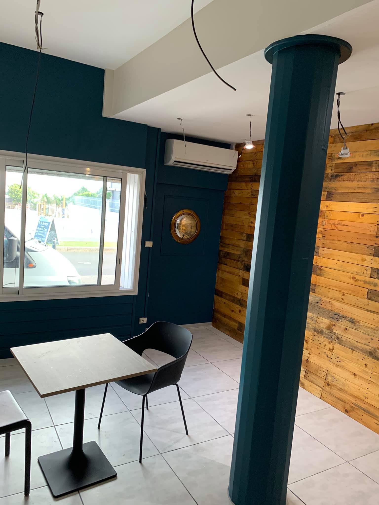 Plafond et finitions d’un local rénové par CST Plaquiste